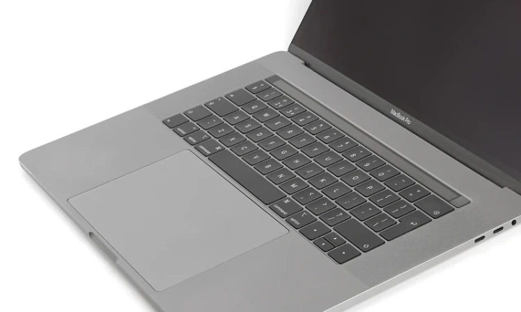 macbook-pro-15-2019-laptop-poleasingowy-a1990-klawiatura.webp