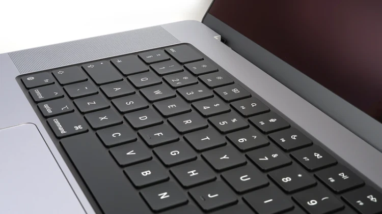 macbook-pro-16-2021-laptop-poleasingowy-a2485-klawiatura.webp