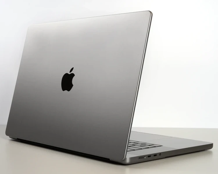 macbook-pro-16-2021-laptop-poleasingowy-a2485-tyl.webp