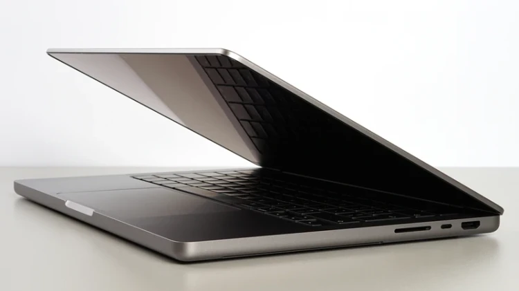 macbook-pro-14-2021-laptop-poleasingowy-a2442-wejscia-usb.webp