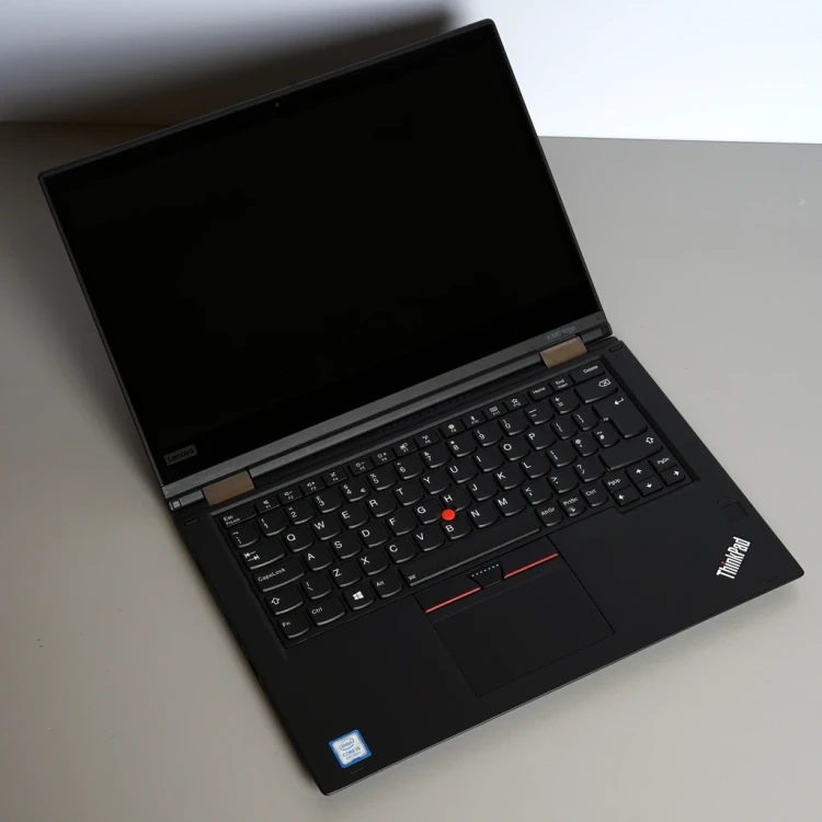 lenovo-yoga-13.3-2018-laptop-poleasingowy-x380-widok-z-gory.webp