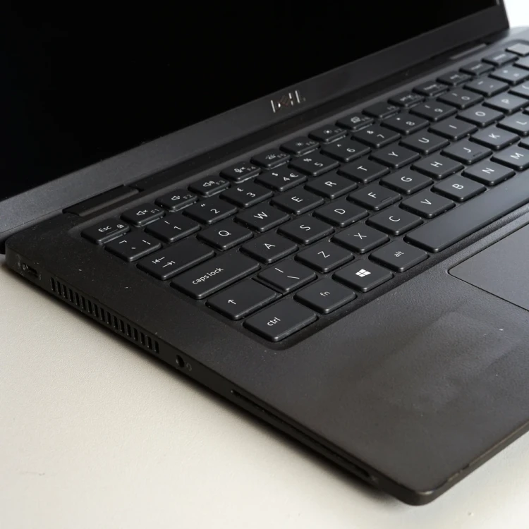 dell-latitude-13.3-2021-laptop-poleasingowy-7320-DSC09992-kwadrat.webp