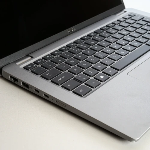 dell-latitude-14-2023-laptop-poleasingowy-5440-lewa-strona-porty-klawiatura.webp
