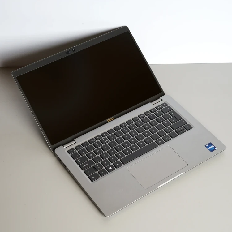dell-latitude-14-2023-laptop-poleasingowy-5440-widok-z-gory.webp