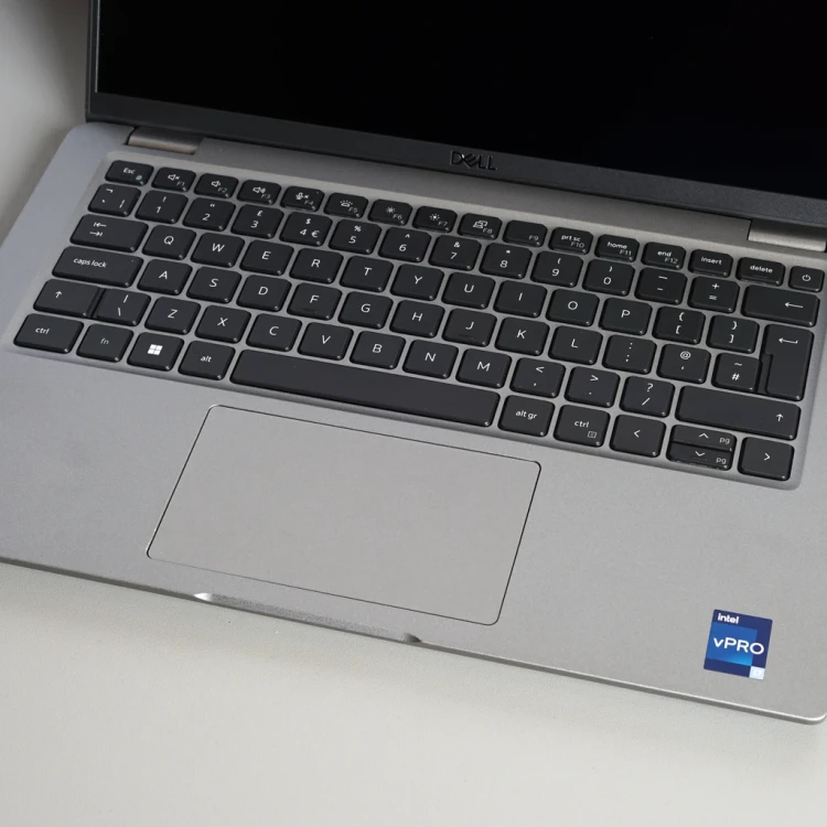 dell-latitude-14-2023-laptop-poleasingowy-5440-widok-z-przodu-touchpad.webp