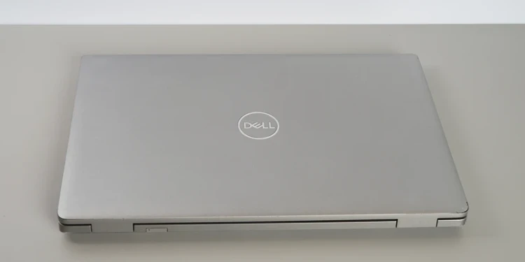 dell-latitude-15-2021-laptop-poleasingowy-5520-klapa.webp