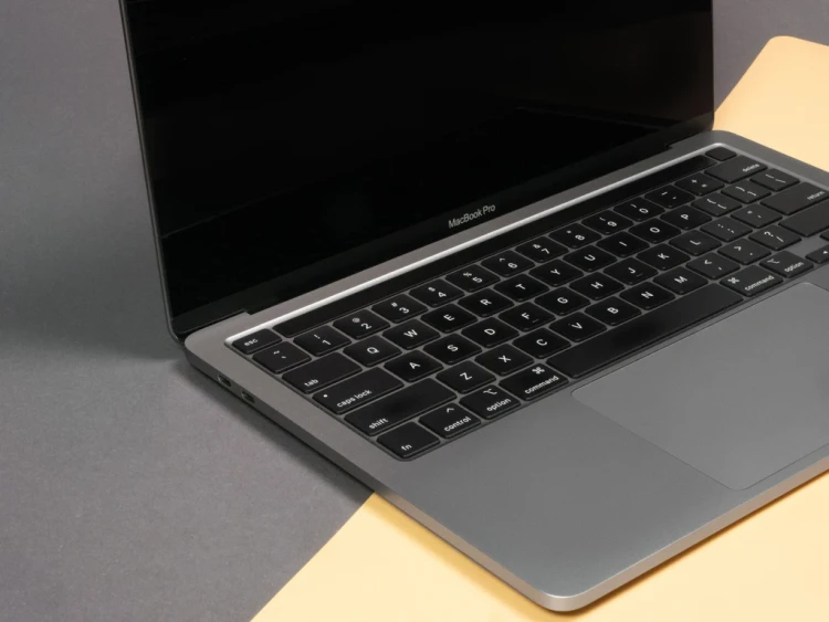 MacBook Pro 13 2020 model a2251 widok z lewej strony.webp