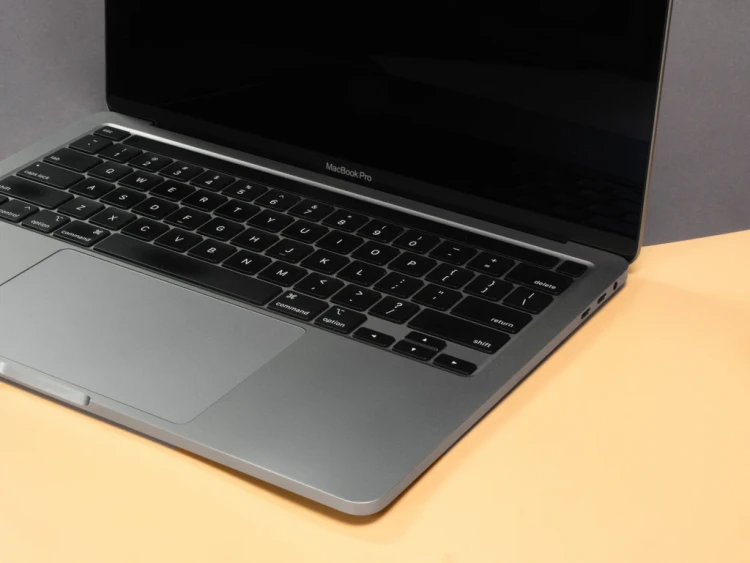 MacBook Pro 13 2020 model a2251 widok z prawej strony.webp