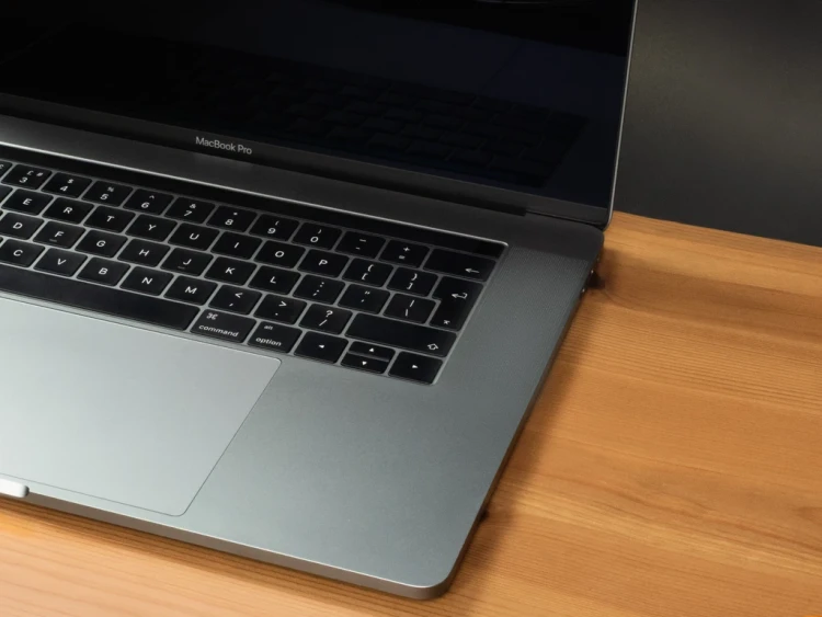 MacBook Pro 15 2018 2019 rok model a1990 widok z prawej strony.webp