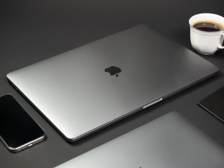 MacBook Pro 16 2019 rok model a2141 widok z góry w aranżacji.webp