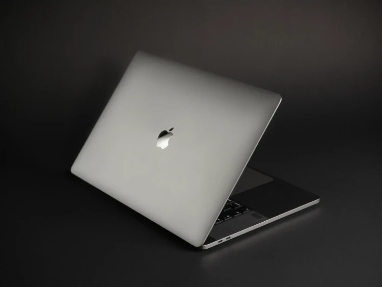 MacBook Pro 16 2019 rok model a2141 widok z tyłu.webp