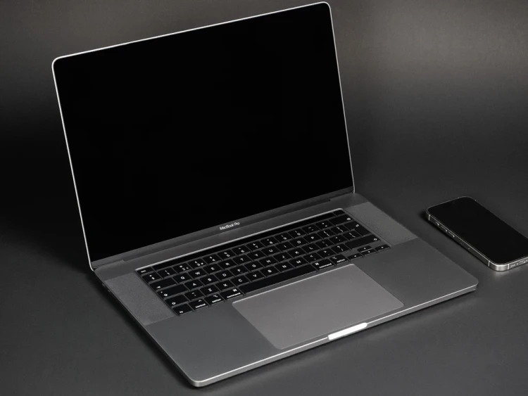 MacBook Pro 16 2019 rok model a2141 widok z przodu.webp