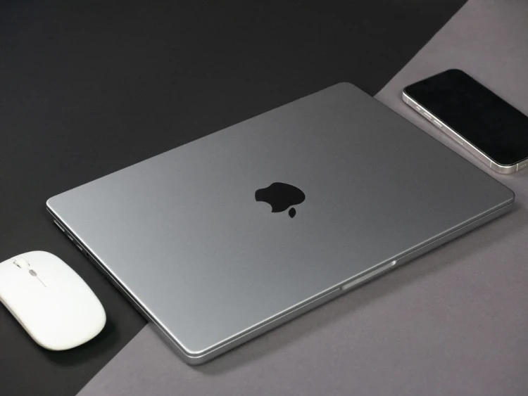 MacBook Pro 14 2021 model a2442 widok z góry.webp