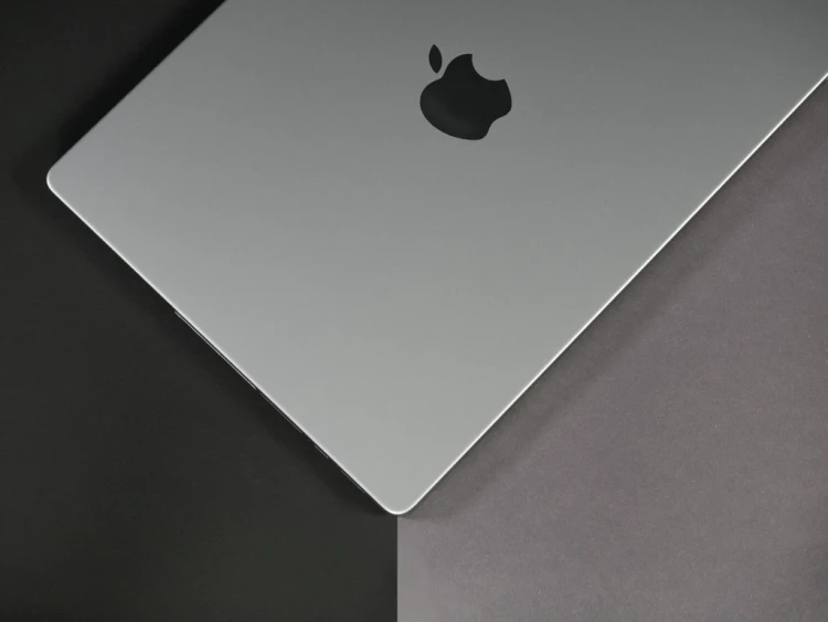 MacBook Pro 14 2021 model a2442 widok górnej pokrywy z logo Apple.webp