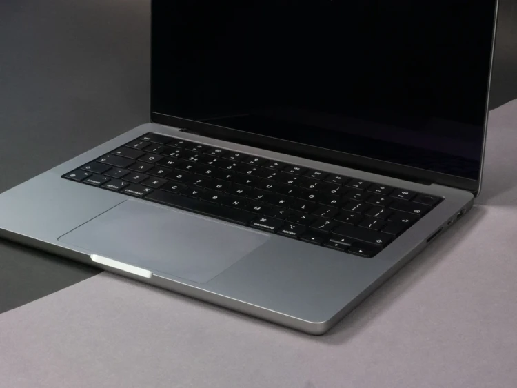 MacBook Pro 14 2021 model a2442 widok z prawej strony.webp