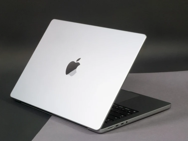 MacBook Pro 14 2021 model a2442 widok z tyłu.webp