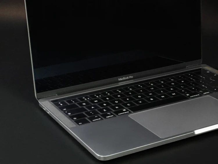 MacBook Pro 13 2018 2019 model a1989 widok z lewej strony.webp