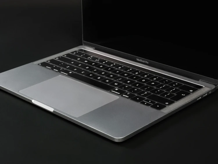 MacBook Pro 13 2018 2019 model a1989 widok z prawej strony.webp
