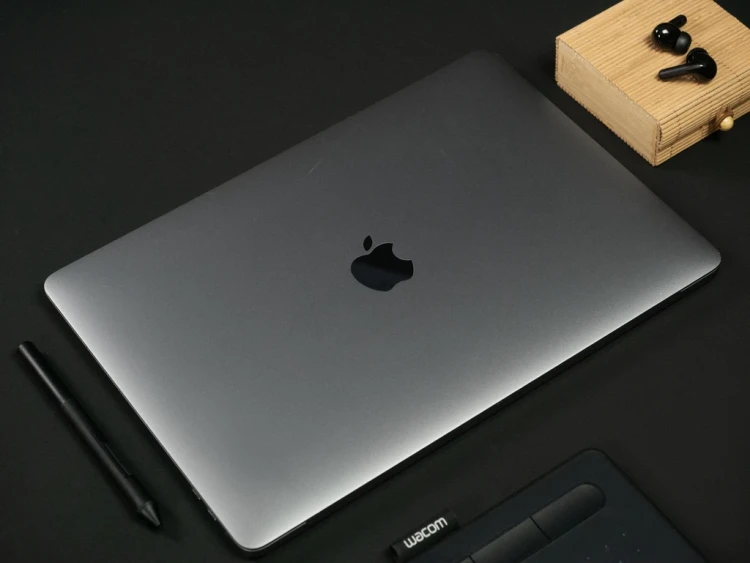 MacBook Pro 13 2018 2019 model a1989 widok z góry, logo apple.webp