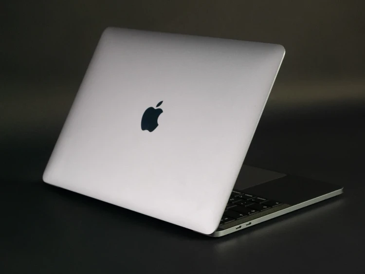 MacBook Pro 13 2018 2019 model a1989 widok z tyłu.webp