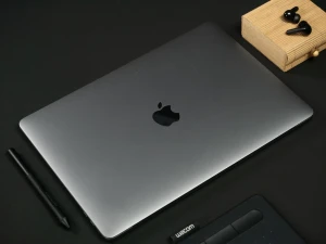 MacBook Pro 13 2018 2019 model a1989 widok z góry, logo apple.webp