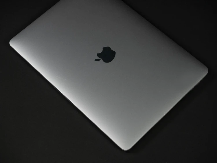 MacBook Pro 13 2018 2019 model a1989 widok z góry.webp