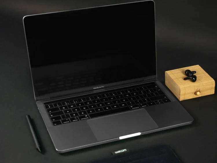 MacBook Pro 13 2018 2019 model a1989 widok z przodu, laptop otwarty.webp