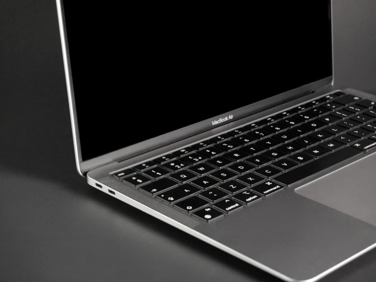 MacBook Air 13 M1 2020 rok model a2337 widok z lewej strony.webp