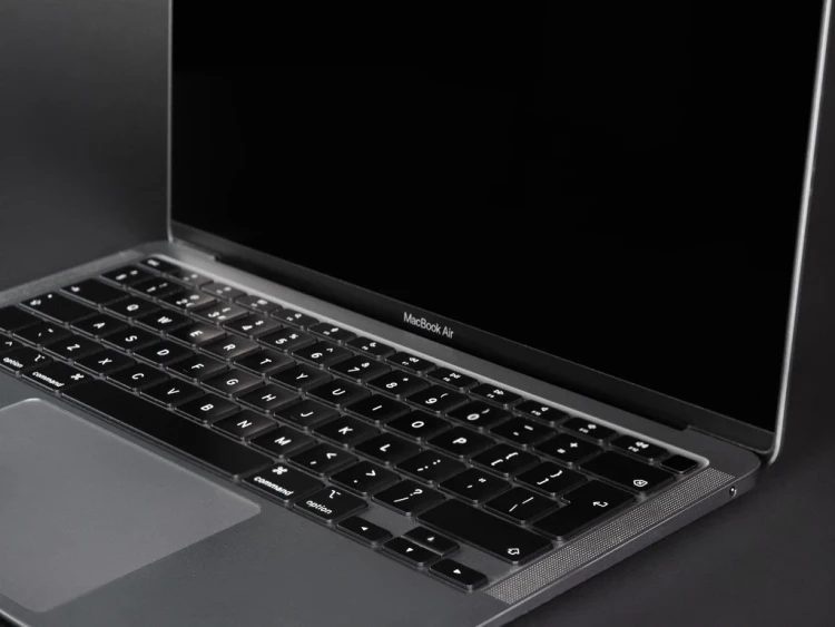 MacBook Air 13 M1 2020 rok model a2337 widok z prawej strony.webp