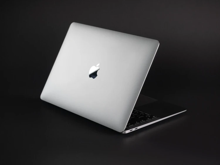 MacBook Air 13 M1 2020 rok model a2337 widok z tyłu.webp