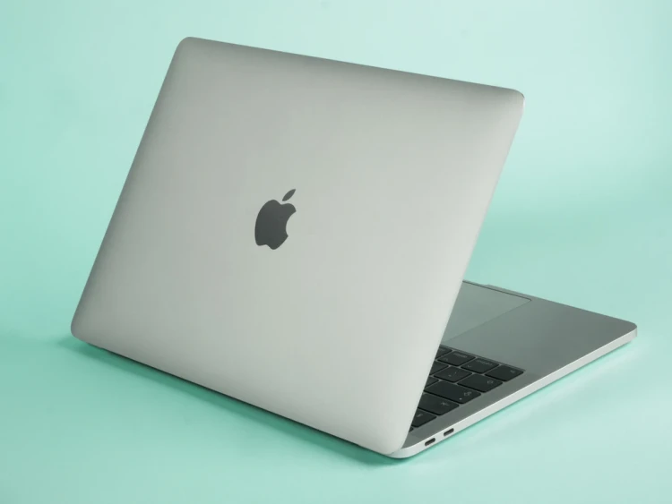 widok-z-tylu-Macbook-Pro-13-2016-2017-A1708-Laptop Poleasingowy.webp