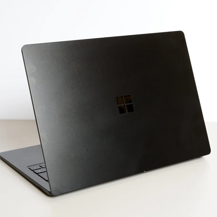 microsoft-surface-13,5-laptop-poleasingowy-1868-klapa.webp