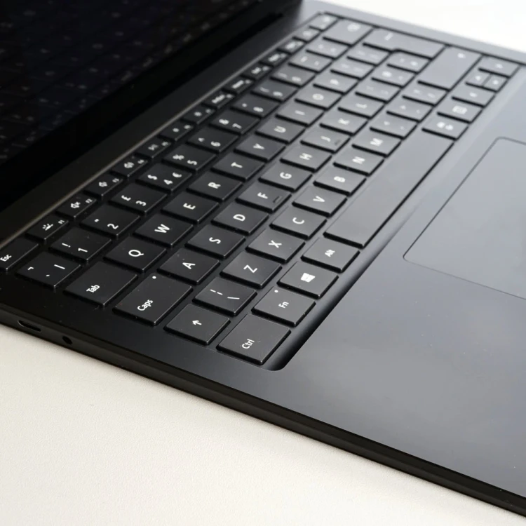 microsoft-surface-13,5-laptop-poleasingowy-1868-klawiatura-lewa.webp