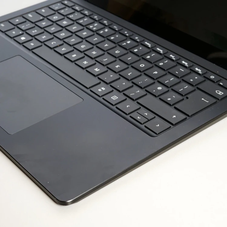 microsoft-surface-13,5-laptop-poleasingowy-1868-klawiatura-prawa.webp
