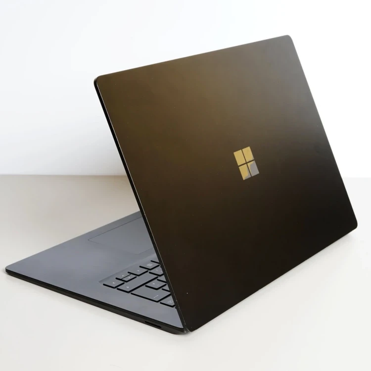 microsoft-surface-15-laptop-poleasingowy-1872-Tył.webp