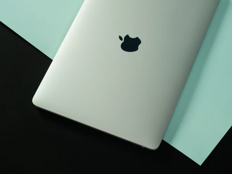 macbook-pro-13-2017-laptop-poleasingowy-a1708-logo-gorna-klapa.webp