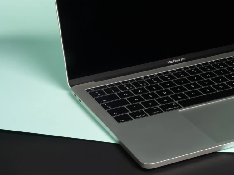 macbook-pro-13-2017-laptop-poleasingowy-a1708-porty-z-lewej-strony.webp