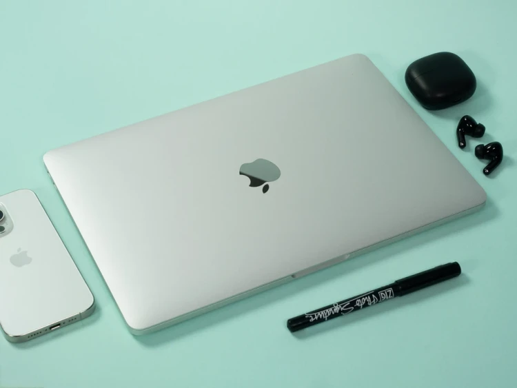 macbook-pro-13-2017-laptop-poleasingowy-a1708-widok-z-gory.webp