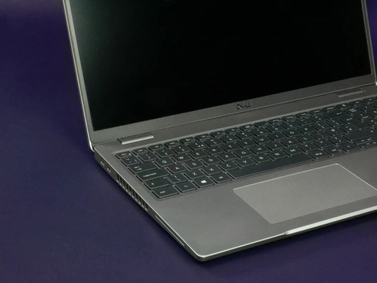 Dell-Latitude-5520-15-2021-Laptop-PoleasingowyP1300376.webp