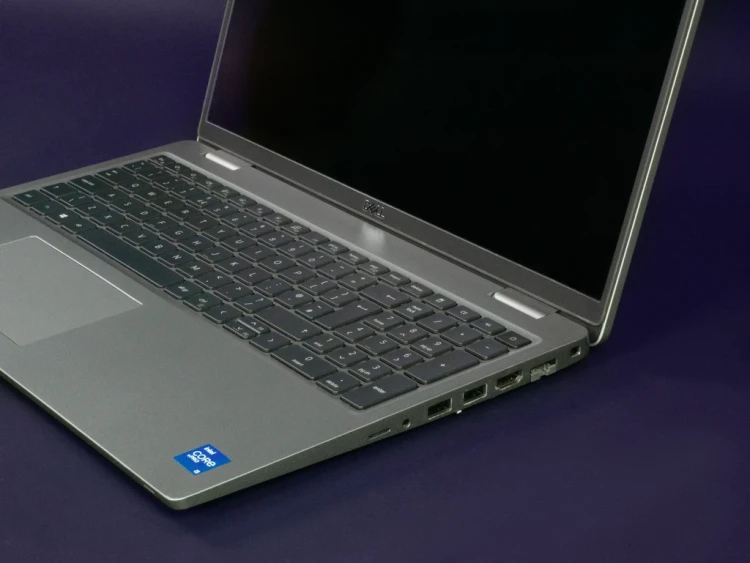 Dell-Latitude-5520-15-2021-Laptop-PoleasingowyP1300377.webp