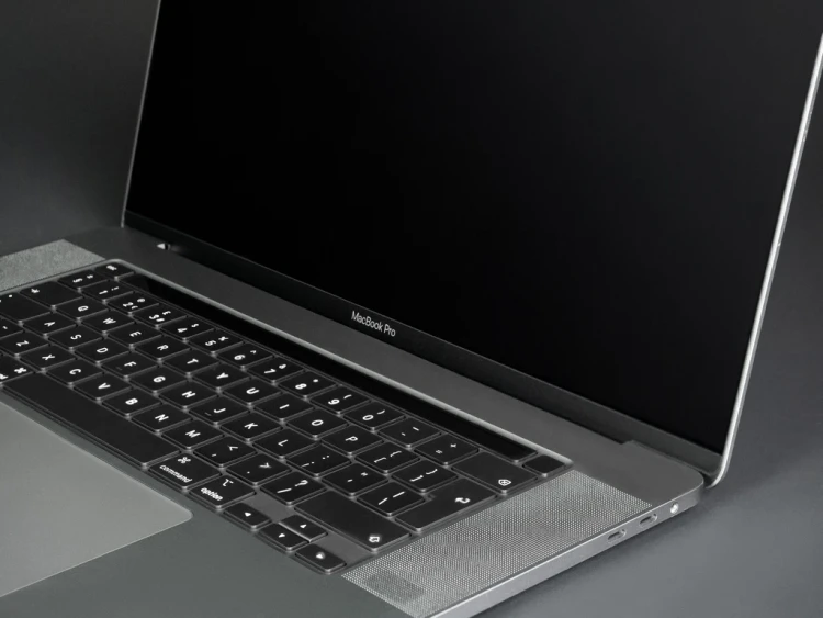 MacBook Pro 16 2019 rok model a2141 widok z prawej.webp