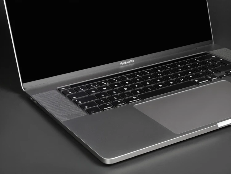 MacBook Pro 16 2019 rok model a2141 widok z przodu.webp