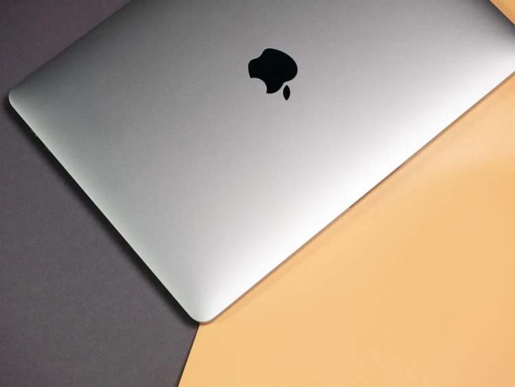 MacBook Pro 13 2020 model a2251 space grey widok górnej pokrywy.webp