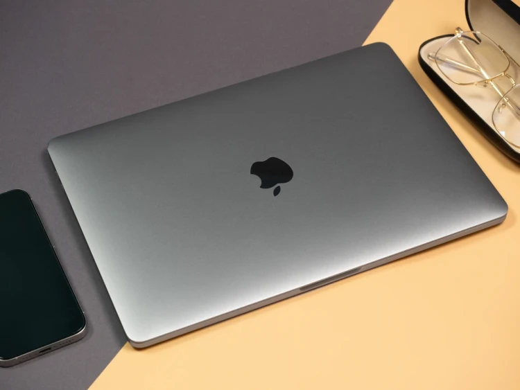 MacBook Pro 13 2020 model a2251 widok z góry.webp