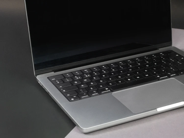 MacBook-Pro-14-2021-model-a2442-wido-z-lewej-strony.webp.webp