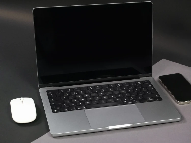 MacBook-Pro-14-2021-model-a2442-widok-z-przodu-laptop-otwarty.webp.webp