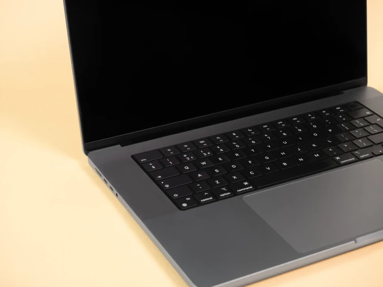 porty-lewa-strona-macbook-pro-16-2023-m2-a2780-laptop-poleasingowy.webp