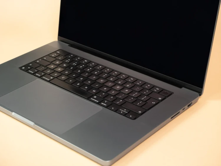 porty-prawa-strona-macbook-pro-16-2023-m2-a2780-laptop-poleasingowy.webp