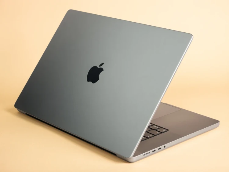 tylna-klapa-macbook-pro-16-2023-m2-a2780-laptop-poleasingowy.webp