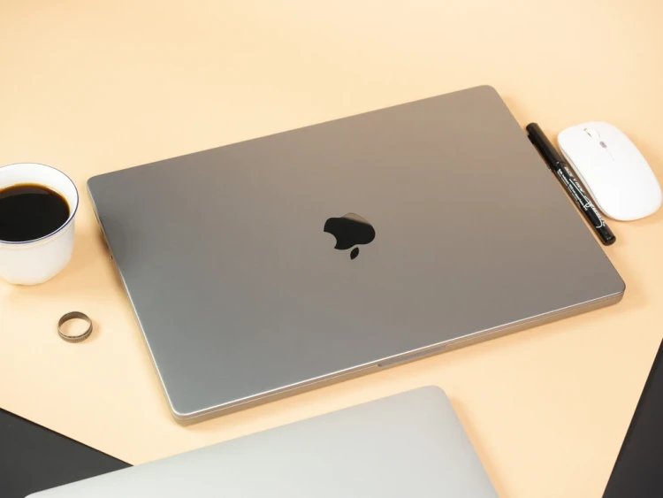 widok-z-gory-macbook-pro-16-2023-m2-a2780-laptop-poleasingowy.webp